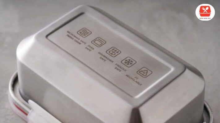 Nhãn microwave-safe trên hộp cơm inox 304 có quay lò vi sóng được không