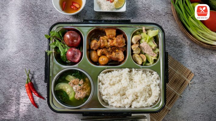 Một thực đơn cơm hộp văn phòng giá rẻ đạt chuẩn cần sự phối hợp nhịp nhàng giữa các nhóm chất xơ, tinh bột và đạm