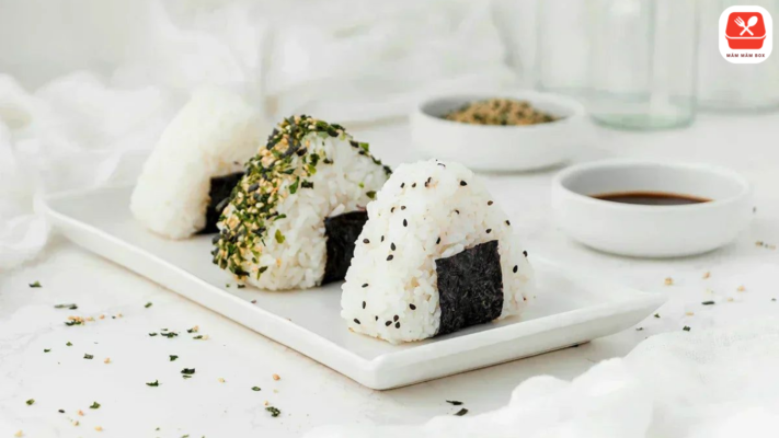 Cơm dẻo kết hợp cùng rong biển tạo nên món ăn đơn giản nhưng hấp dẫn.Thích hợp cho bữa sáng, bữa phụ hoặc mang theo khi đi học, đi làm
