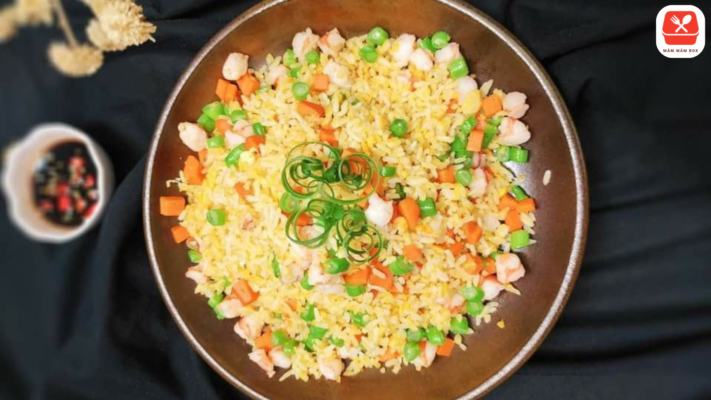 Cơm chiên trứng là món ăn đơn giản nhưng chưa bao giờ hết hấp dẫn.Chỉ vài nguyên liệu quen thuộc là đã có ngay bữa ăn thơm ngon, nhanh gọn cho cả nhà.