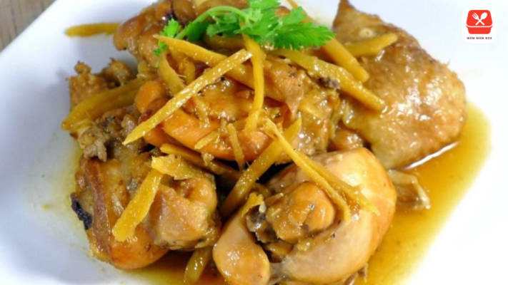 Thịt gà dai ngọt thấm tháp, quyện cùng nước sốt kho sền sệt, cay ấm vị gừng tươi và chút ngọt thanh đặc trưng của người miền Nam. Trưa nay có một hộp cơm nóng hổi với món này thì bao nhiêu mệt mỏi cũng tan biến hết!