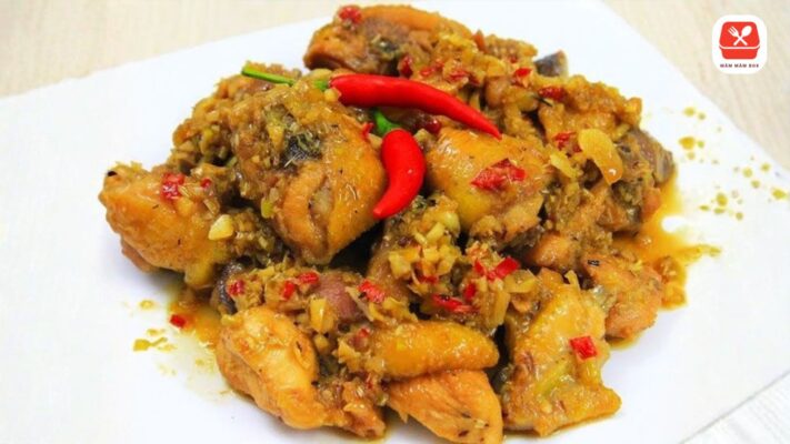 Hướng dẫn cách làm gà kho sả ớt chuẩn vị miền Tây với màu sắc vàng óng bắt mắt.