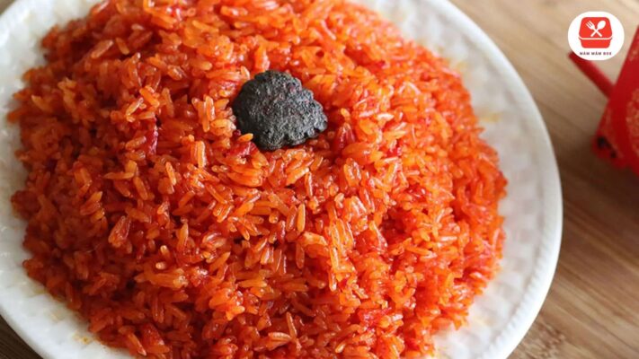 Màu đỏ tươi rực rỡ của gấc quyện vào từng hạt xôi dẻo thơm căng mẩy hấp dẫn