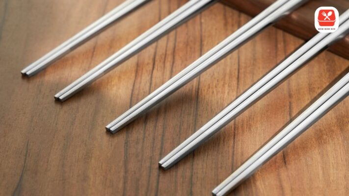 Việc không bị oxy hóa giúp bề mặt đũa luôn sạch sẽ, không mùi kim loại và không gây ảnh hưởng đến hương vị nguyên bản của món ăn