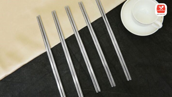 Sản phẩm đũa inox 304 chứa hàm lượng Crom khoảng 18% và Niken tối thiểu 8%, tạo nên khả năng kháng oxy hóa tuyệt vời trong hầu hết các môi trường sinh hoạt hàng ngày
