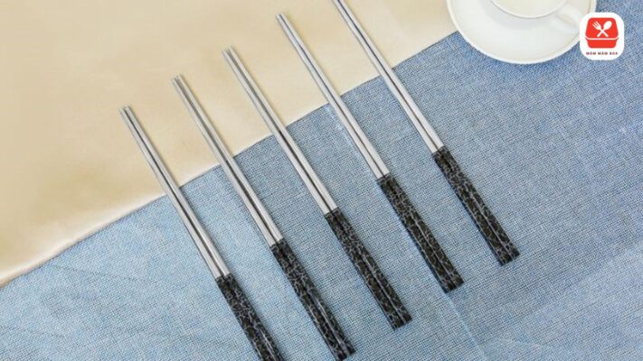 Những bộ đũa inox cao cấp hiện nay thường áp dụng cấu trúc rỗng tâm (hollow design) nhằm tối ưu hóa trọng lượng