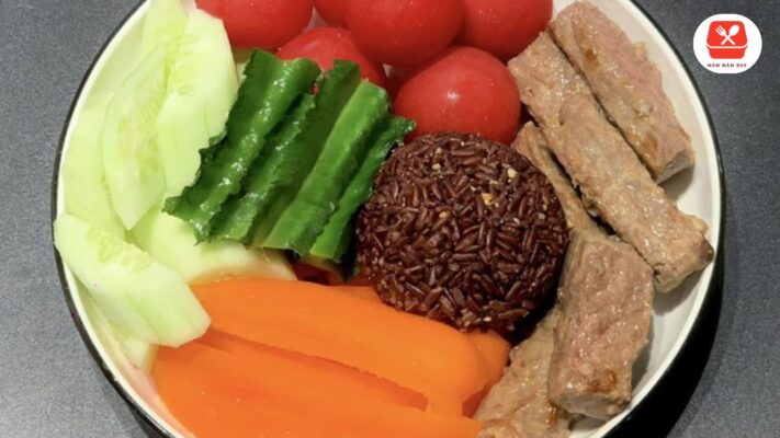 Áp dụng đúng cách giảm cân nhanh cho nữ 7kg yêu cầu sự phối hợp nhịp nhàng giữa việc tạo ra sự thâm hụt calo sâu và cung cấp đủ các vi chất thiết yếu