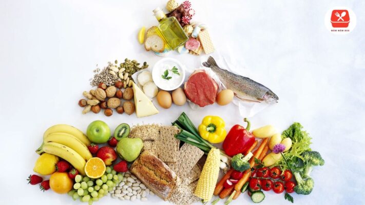 Khi tìm hiểu low carb ăn gì, người dùng nên ưu tiên các nguồn đạm dồi dào từ ức gà nạc, thịt bò, trứng gà và các loại cá biển giàu omega-3