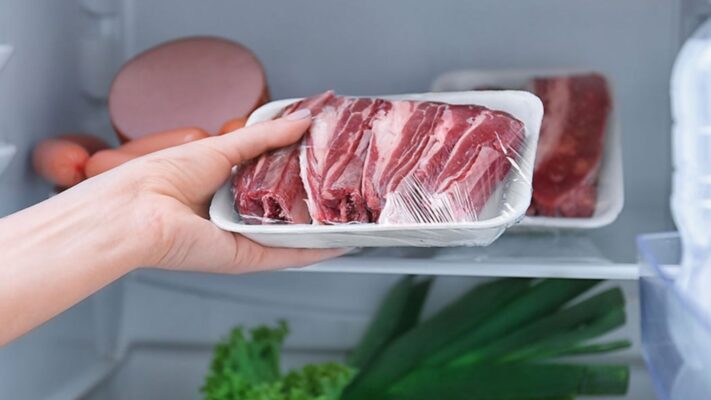 Luôn đặt thịt sống ở ngăn dưới cùng của tủ lạnh, thấp hơn thực phẩm chín để dịch từ thịt sống không nhỏ xuống thức ăn đã nấu bên dưới