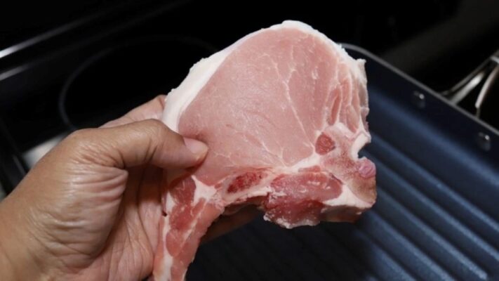 Vi khuẩn Salmonella và E. coli không tạo ra mùi đặc trưng ngay lập tức mùi hôi chủ yếu đến từ các loại vi khuẩn phân hủy protein như Pseudomonas