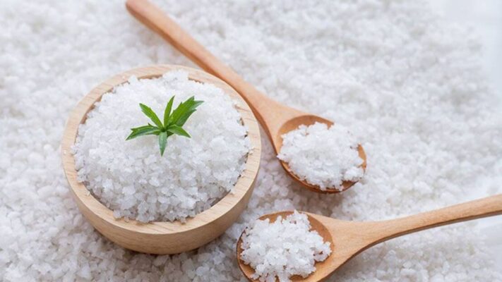 Dùng muối rửa thịt giúp kéo dài thời gian an toàn của thịt sống để ở ngoài lên 4–5 tiếng trong điều kiện nhiệt độ phòng Việt Nam