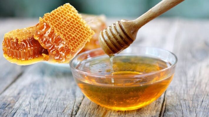 Hydrogen peroxide tự nhiên trong mật ong, và các hợp chất polyphenol kháng khuẩn cùng tạo ra một môi trường mà hầu hết vi khuẩn không thể tồn tại