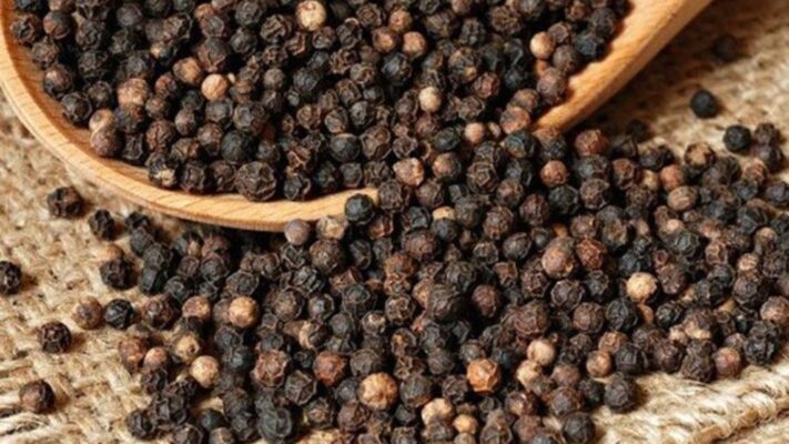 Tiêu đen chứa piperine và nhiều tinh dầu tự nhiên có khả năng kháng khuẩn và chống oxy hóa, phù hợp đặc biệt với các loại thịt có mùi nặng