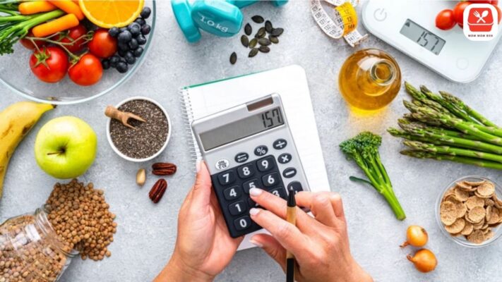 thâm hụt calo là tạo sự cân bằng giữa lượng calo nạp vào và lượng calo tiêu hao, chứ không phải bỏ bữa.