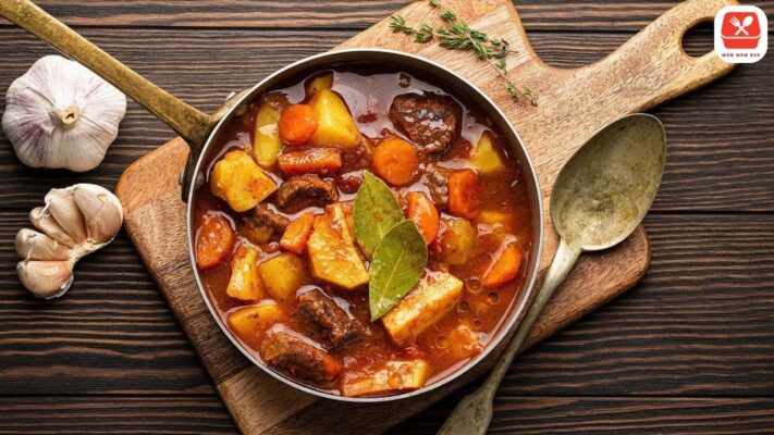 Miếng bò mềm tan, sốt sánh bóng đậm đà thơm lừng quyện vào nhau khiến ai nhìn cũng thèm