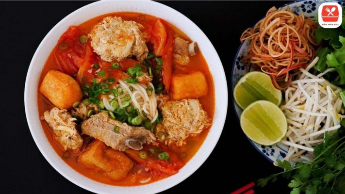 Hương thơm nồng nàn của bún riêu cua đậm đà lan tỏa khắp gian bếp khiến cả nhà nôn naoMón truyền thống giản dị nhưng đủ sức gợi nhớ bao kỷ niệm bữa cơm ấm áp bên gia đình