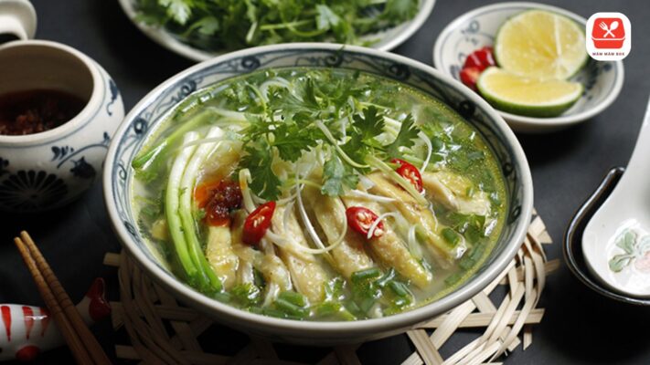Một điểm đặc trưng trong cách nấu phở gà miền bắc là việc chần sơ gà và xương trong nước sôi có pha một chút rượu trắng và hành tím